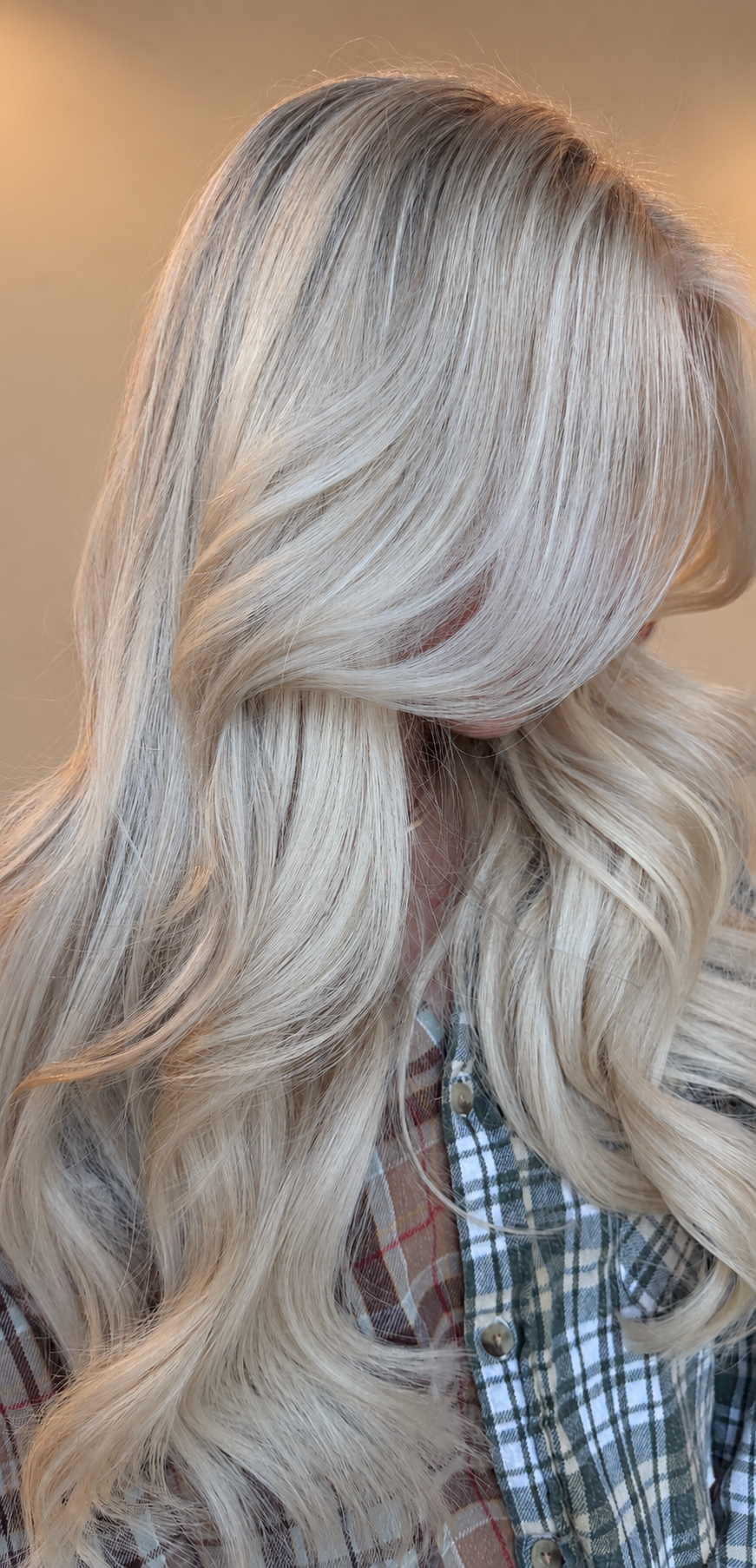 Cool blonde waves with softly blended roots created by Hannah
